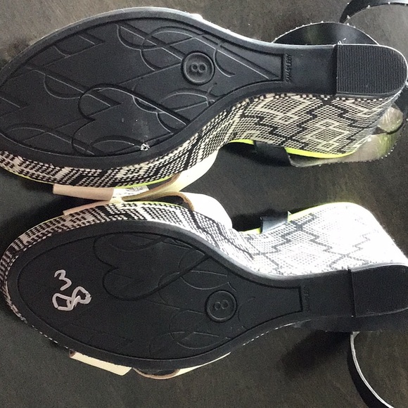 Sam & Libby Detailed Wedge Sandals - Picture 7 of 7